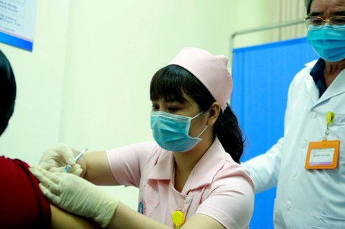 越南首批6名志愿者注射第2针新冠疫苗 - ảnh 1
