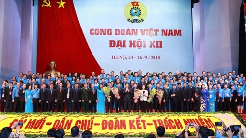 越共中央政治局​关于新形势下革新越南工会的组织与活动的决议 - ảnh 1