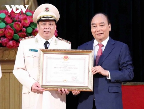 阮春福出席人民安全学院传统日75周年纪念典礼 - ảnh 1