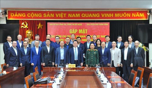 越共中央宣教部部长阮仲义会见越南驻外代表机构首席代表 - ảnh 1
