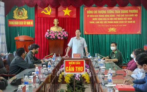 越南各部门、各单位领导人值春节之际看望慰问各地居民 - ảnh 1