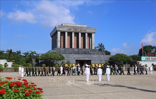 越南党和国家领导人拜谒胡志明主席陵  - ảnh 1