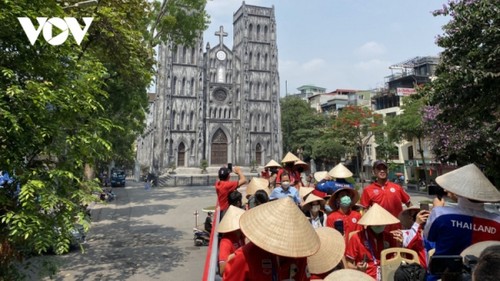 今年前5个月，越南接待游客同比增长两倍多 - ảnh 1