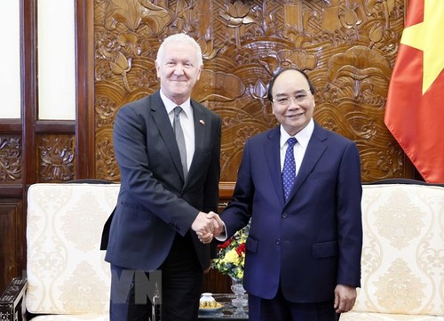 越南国家主席阮春福会见前来离任道别的荷兰和瑞士驻越大使 - ảnh 1