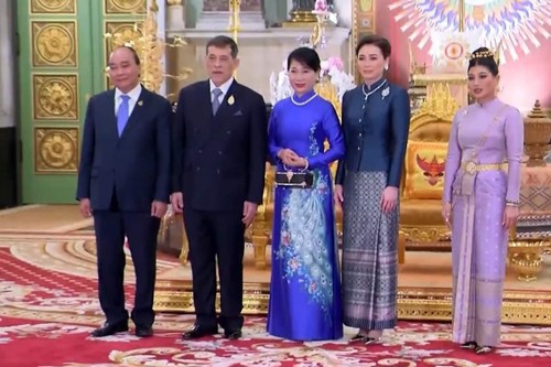 越南国家主席阮春福及夫人会见泰国国王和王后 - ảnh 1