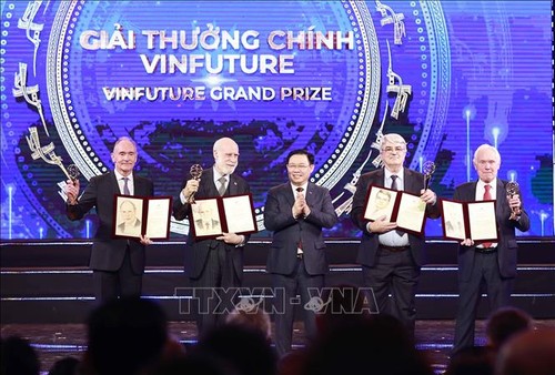 越南国会主席王庭惠出席在河内大剧院举行的温纳未来科技奖颁奖典礼 - ảnh 1