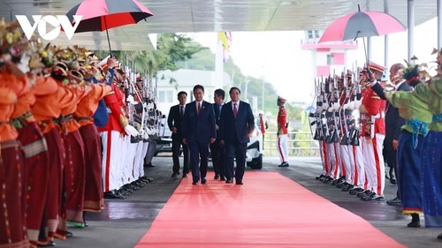 越南政府总理范明政抵达印尼，出席在这里举行的第42届东盟峰会 - ảnh 1
