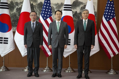 韩、美、日核特使在东京举行会晤，讨论朝鲜问题 - ảnh 1