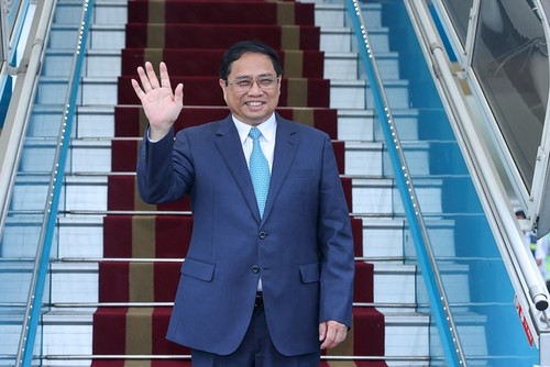越南政府总理范明政启程出席第43届东盟峰会 - ảnh 1