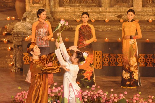 Das Hue Festival 2012 mit der Präsentation der vietnamesischen Trachten Ao Dai - ảnh 12