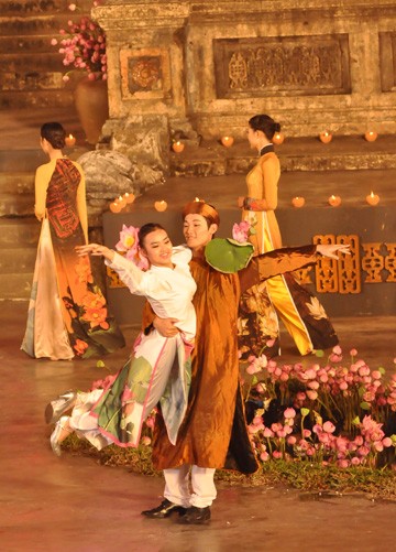 Das Hue Festival 2012 mit der Präsentation der vietnamesischen Trachten Ao Dai - ảnh 13