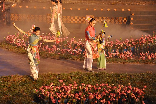 Das Hue Festival 2012 mit der Präsentation der vietnamesischen Trachten Ao Dai - ảnh 14