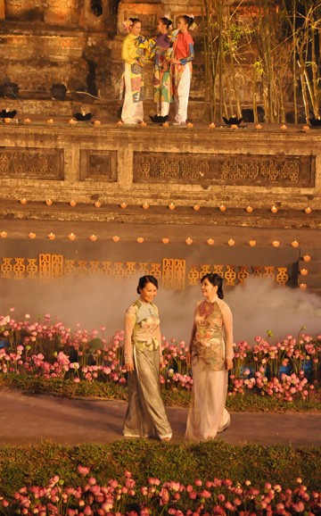 Das Hue Festival 2012 mit der Präsentation der vietnamesischen Trachten Ao Dai - ảnh 15
