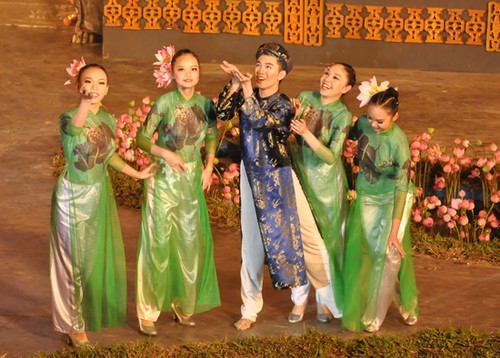 Das Hue Festival 2012 mit der Präsentation der vietnamesischen Trachten Ao Dai - ảnh 16