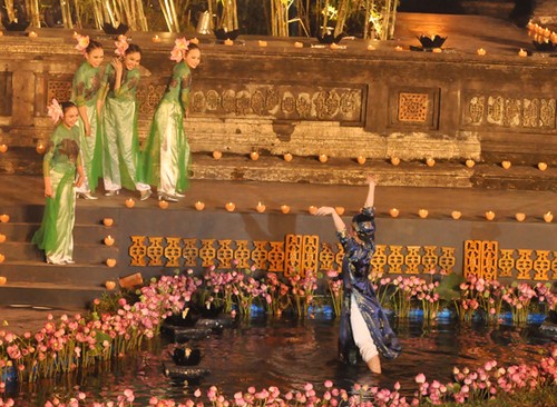 Das Hue Festival 2012 mit der Präsentation der vietnamesischen Trachten Ao Dai - ảnh 17
