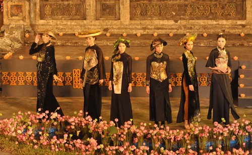 Das Hue Festival 2012 mit der Präsentation der vietnamesischen Trachten Ao Dai - ảnh 6