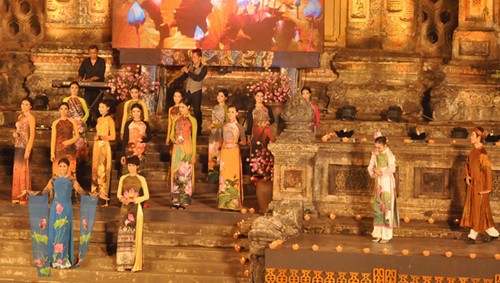 Das Hue Festival 2012 mit der Präsentation der vietnamesischen Trachten Ao Dai - ảnh 8