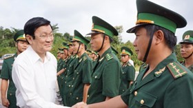 Staatspräsident Truong Tan Sang besucht Grenzsoldaten in Ta Vat in Binh Phuoc - ảnh 1