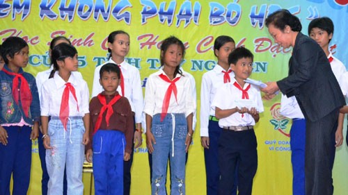 Vizestaatspräsidentin Doan überreicht Stipendien an arme Kinder in Tay Nguyen  - ảnh 1