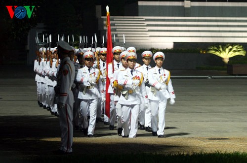 Einholen der Flagge am Ho Chi Minh Mausoleum - ảnh 2