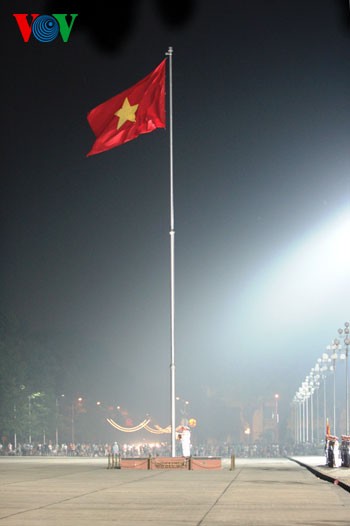 Einholen der Flagge am Ho Chi Minh Mausoleum - ảnh 4
