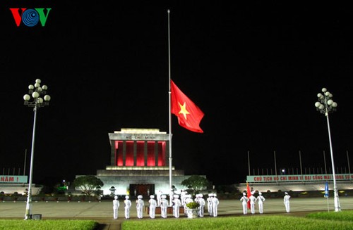 Einholen der Flagge am Ho Chi Minh Mausoleum - ảnh 5