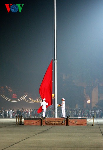 Einholen der Flagge am Ho Chi Minh Mausoleum - ảnh 6
