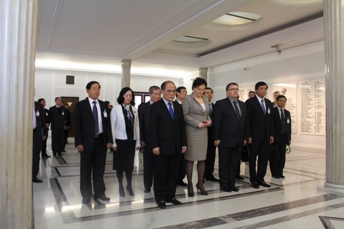 Parlamentspräsident Nguyen Sinh Hung besucht Polen - ảnh 1