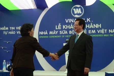 Premierminister Nguyen Tan Dung nimmt an der Einweihung  einer Milchfabrik teil - ảnh 1