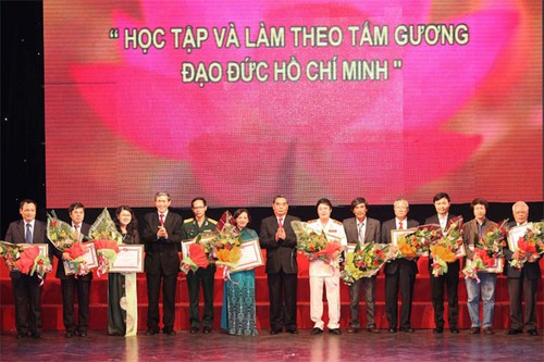 Preisverleihung für Beiträge zur Kampagne „Lernen und Arbeiten nach dem Vorbild Ho Chi Minhs“ - ảnh 1
