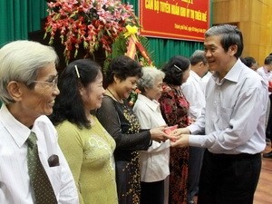 Politbüromitglied Dinh The Huynh trifft ehemalige Beamte  von Quang Tri und Thua Thien Hue - ảnh 1