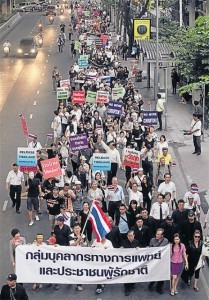 Thailändische Opposition organisiert Demonstration gegen Entwurf des Amnestiegesetzes - ảnh 1