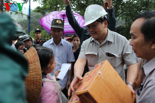 Aufräumarbeit nach Überflutungen in Zentralvietnam - ảnh 1