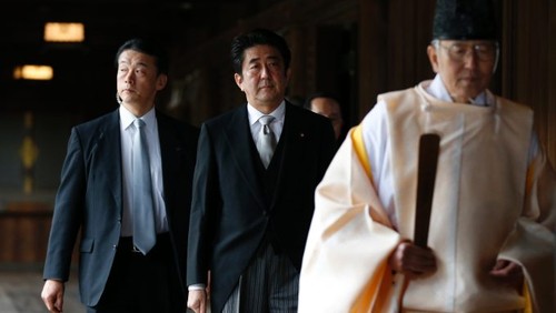 Japans Premierminister Shinzo Abe besucht Yasukuni-Schrein - ảnh 1