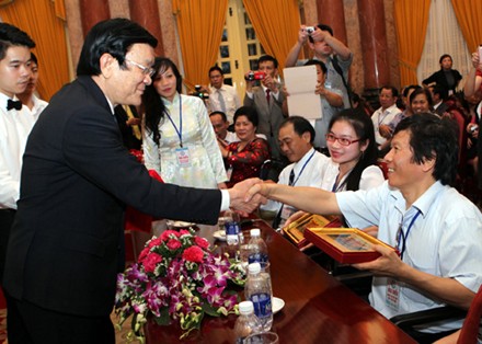 Staatspräsident Truong Tan Sang trifft Vertreter der Menschen mit Behinderungen - ảnh 1