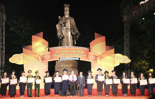 Hanoi ehrt seine 132 besten Hochschulabsolventen - ảnh 1