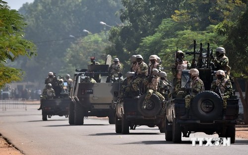 Burkina Faso: Armee regiert das Land nach blutigen Unruhen - ảnh 1