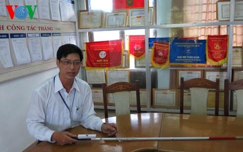 Lehrer Nguyen Duy Quy und der smarte Blindenstock für Sehbehinderte - ảnh 1