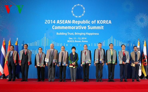 Premierminister Nguyen Tan Dung nimmt am Gipfel zwischen Südkorea und der ASEAN - ảnh 1
