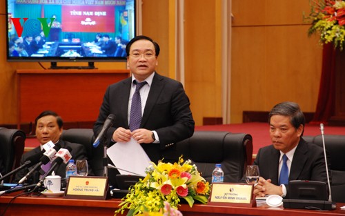 Vizepremierminister Hoang Trung Hai fordert vereinfachte Formalitäten der Bürokratie auf - ảnh 1