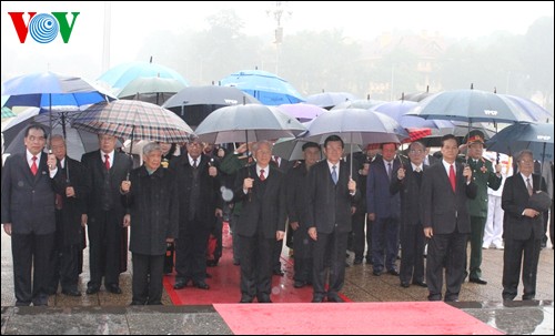 Spitzenpolitiker des Landes besuchen Ho Chi Minh-Mausoleum - ảnh 1