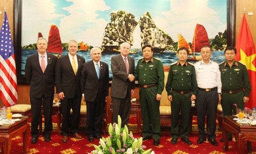 Verteidigungsminister Phung Quang Thanh empfängt US-Senatoren - ảnh 1