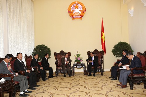 Vizepremierminister Nguyen Xuan Phuc empfängt den Sekretär der Parteileiung  der laotischen Provinz - ảnh 1