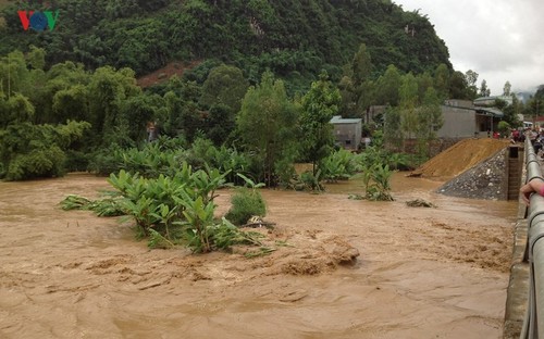 Schnelle Überflutung führt in Son La zu Verkehrsstau - ảnh 11