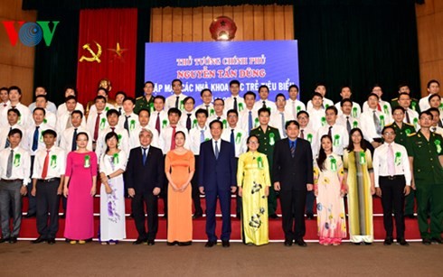 Premierminister Nguyen Tan Dung trifft junge Wissenschaftler - ảnh 1