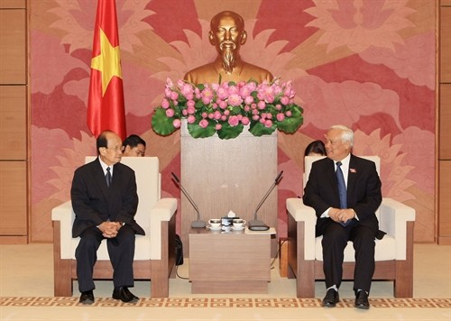 Vizeparlamentspräsident Uong Chu Luu empfängt eine laotische Delegation - ảnh 1