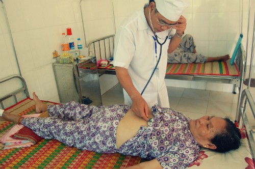 Arzt Bui Dinh Linh engagiert sich für die Arbeit auf entlegener Insel  - ảnh 1