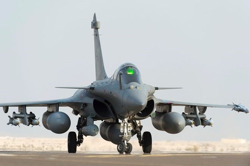 Französische Luftwaffe greift Ölanlagen des IS in Syrien an - ảnh 1