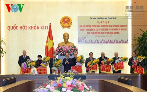 Parlamentspräsident Nguyen Sinh Hung trifft ehemalige hauptamtliche Abgeordnete  - ảnh 1