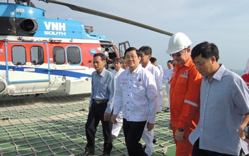 Staatspräsident Truong Tan Sang besucht Mitarbeiter des vietnamesischen Ölkonzerns PVN - ảnh 1